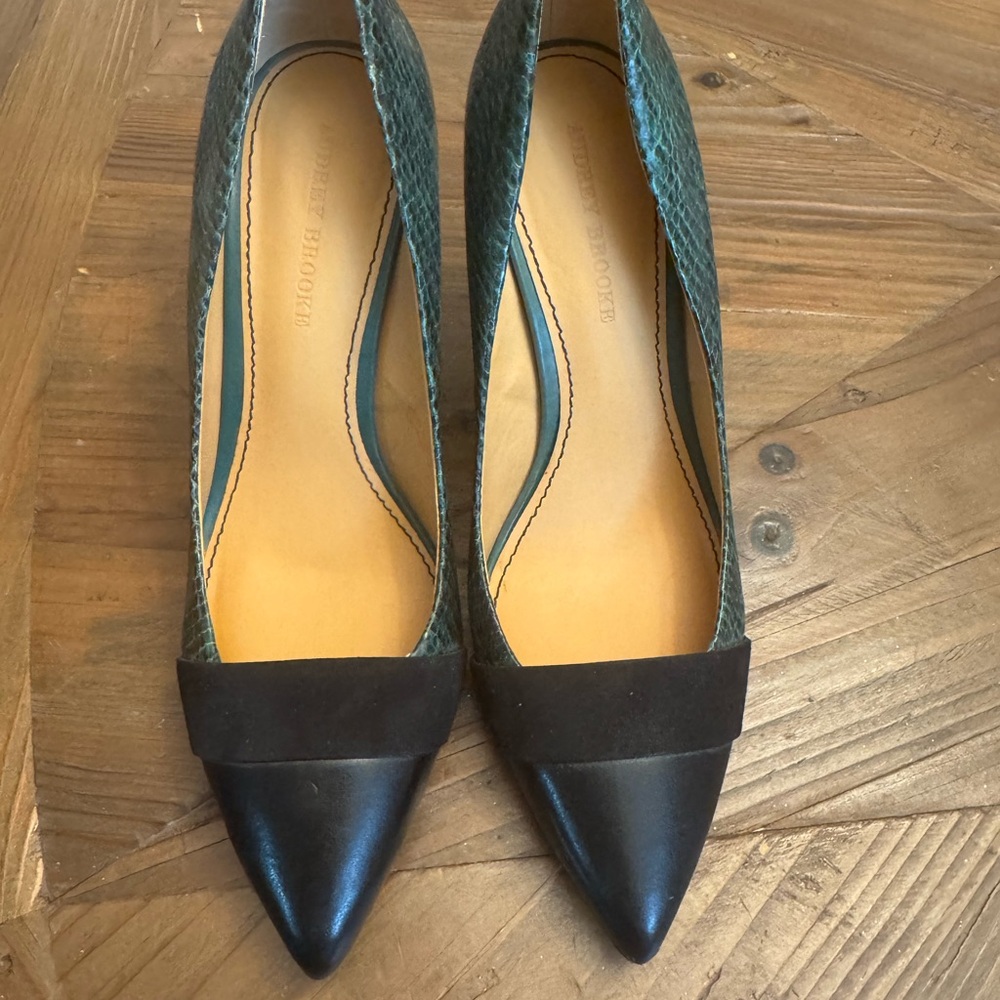 Audrey Brooke Black and Green Textured Heels